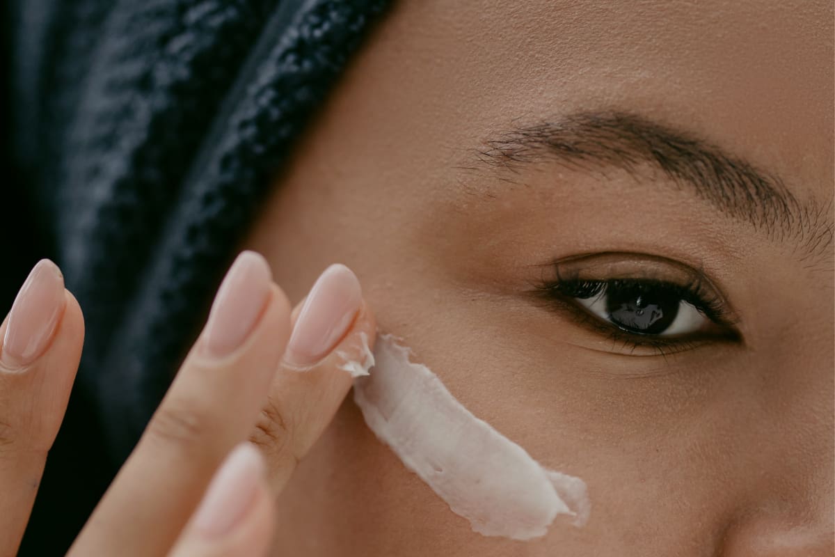 Esta crema hecha a base de karité te ayudará a quitar las arrugas en el contorno de los ojos.