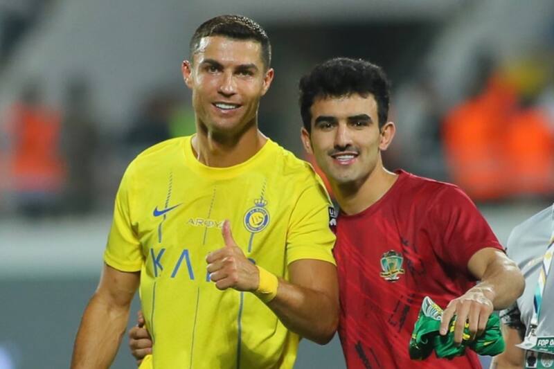 junto a un jugador de Al Shorta