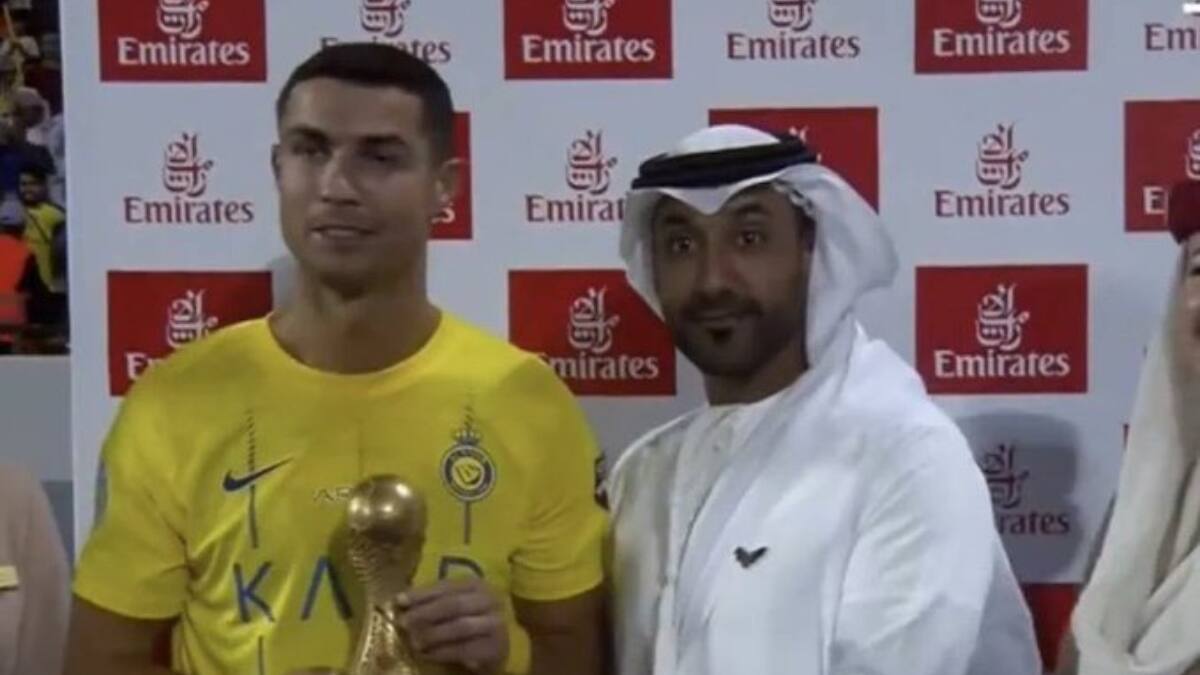 Fanáticos de Lionel Messi se burlan de Cristiano Ronaldo por recibir una “mini Copa del Mundo” en Al Nassr