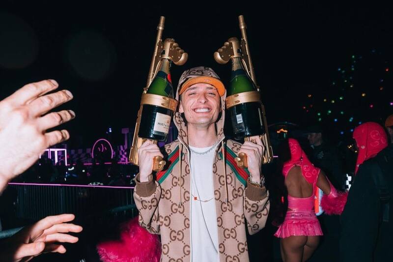 El famoso cantante Peso Pluma ha revelado la suma que cobra por concierto en México