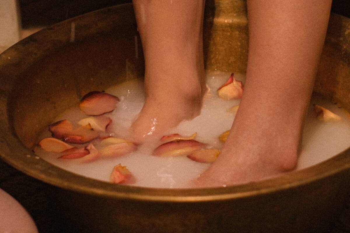 Después de un día cansado, lavar tus pues te dará energía.