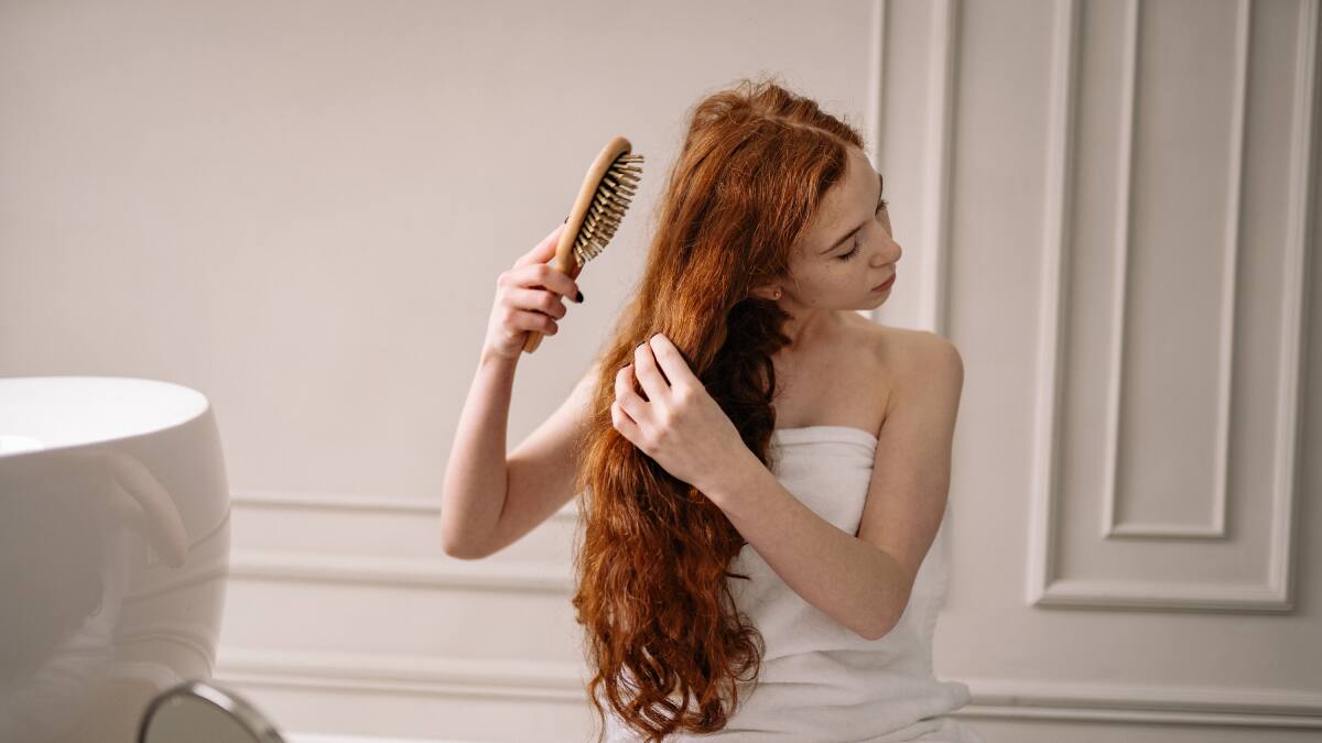 ¿Por qué debo lavar mi cepillo del cabello y cómo debo limpiarlo?
