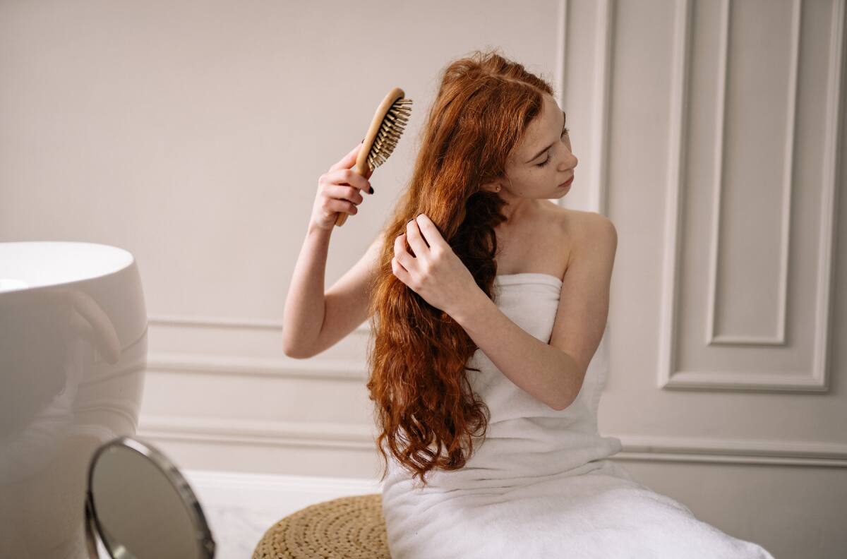 ¿Por qué debo lavar mi cepillo del cabello y cómo debo limpiarlo?