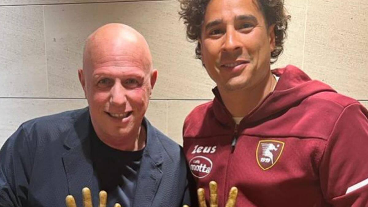 Guillermo Ochoa fue inmortalizado por escultor italiano