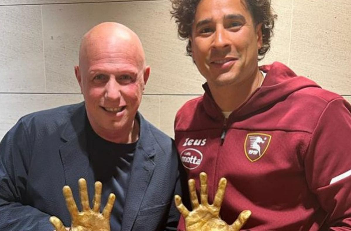 Guillermo Ochoa fue inmortalizado por escultor italiano