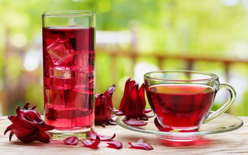 Usa esta infusión de jamaica natural (Foto: Freepik).