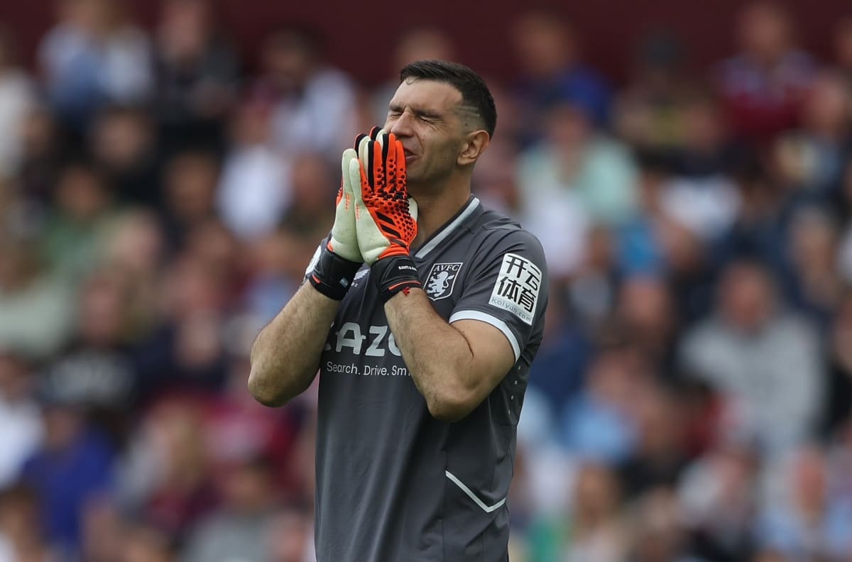 VIDEO | ¿El mejor del mundo? Dibu Martínez vivió un día de pesadilla ante Liverpool y se comió tres goles en la Premier League