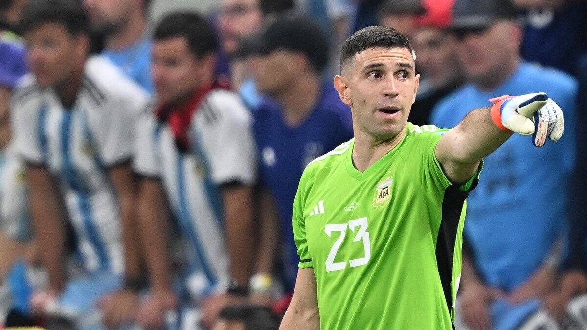 “Se come 3 goles por partido”: Hinchas se burlan de conocido relator argentino por “agrandar” al Dibu Martínez