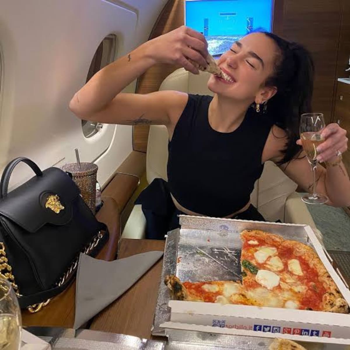 La cantante disfruta de comer pizza a donde quiera que va.