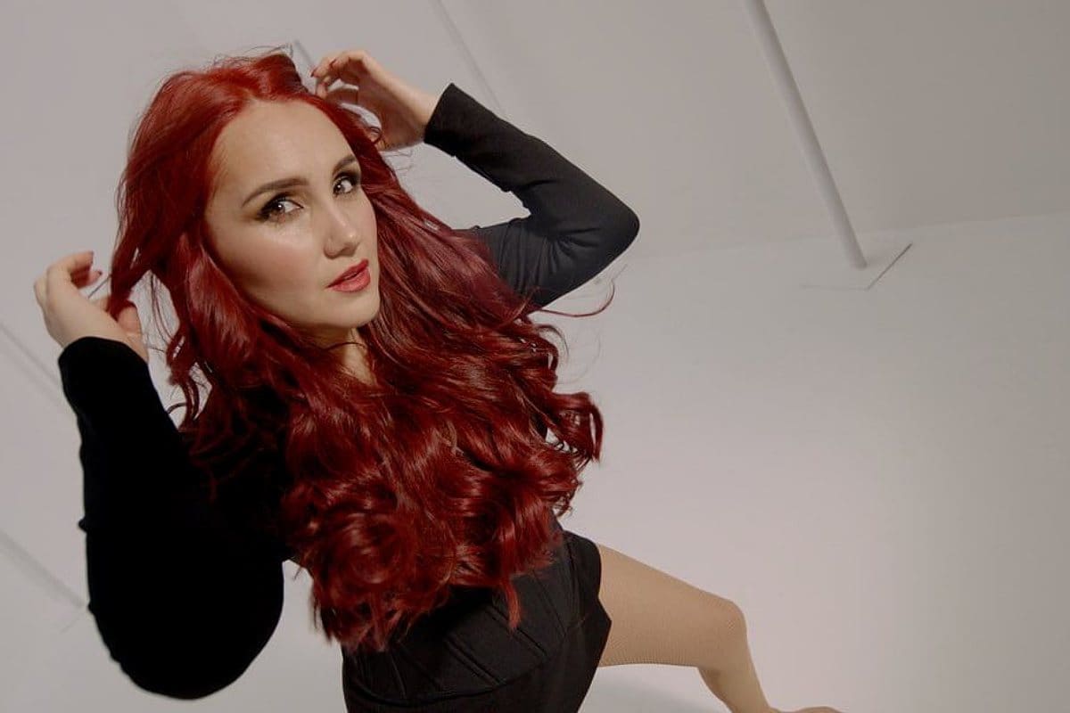La cantante revivió el look de "Roberta Pardo" de la telenovela "Rebelde".