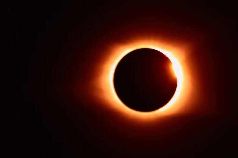 Conoce además las fechas de los próximos eclipses y dónde se podrán ver. Créditos: Freepik.