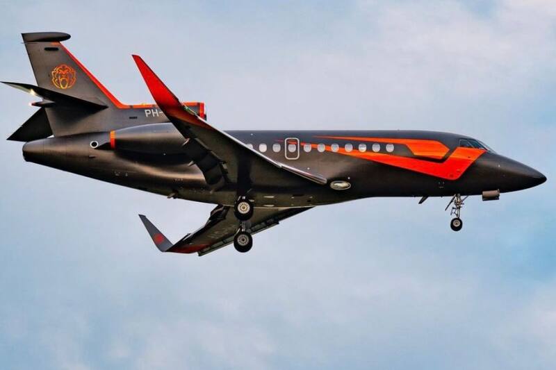 El campeón de F1 instaló un simulador de autos en su jet privado.