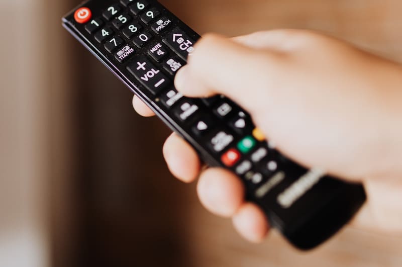 El control remoto acumula muchas bacterias y suciedad (Foto: Pexels).