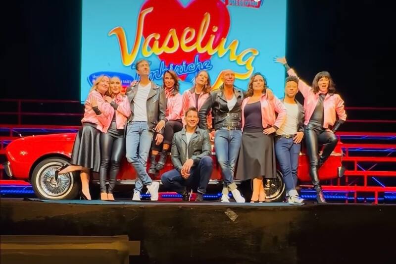 La puesta en escena da funciones los jueves y viernes a las 8pm, sábados a las 5pm y 8:30pm y los domingos a la 1:30pm y 5pm - Créditos: Instagram: @vaselinamexico