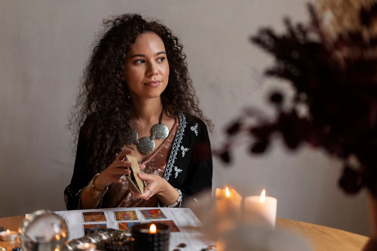 ¿Cómo te irá en junio? Escoge una de las tres cartas del Tarot y descúbrelo. (Foto: Freepik)