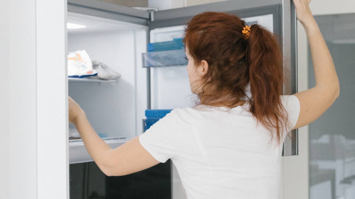 El truco casero para terminar con las manchas amarillas de tu refrigerador