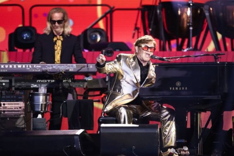 El cantante Brandon Flowers apareció en el escenario para acompañar a Elton John en su despedida.