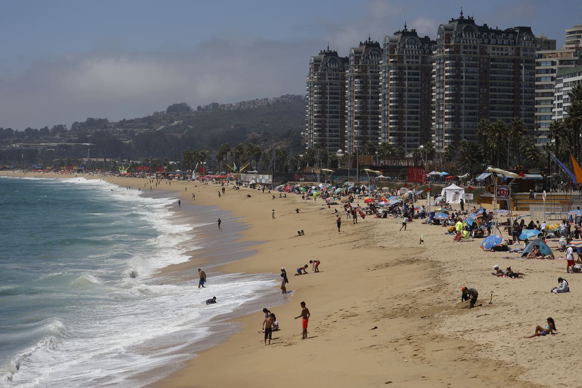 El verano es ideal para disfrutar de actividades al aire libre, sin embargo hay que tomar precauciones con el sol y las olas de calor. Créditos: Aton.