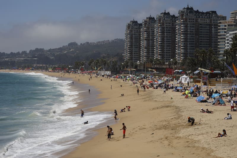 El verano es ideal para disfrutar de actividades al aire libre, sin embargo hay que tomar precauciones con el sol y las olas de calor. Créditos: Aton.