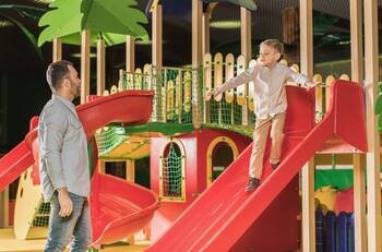 Hombre paga 12 mil pesos en Costco porque su hijo rompió una resbaladilla y se volvió viral | VIDEO