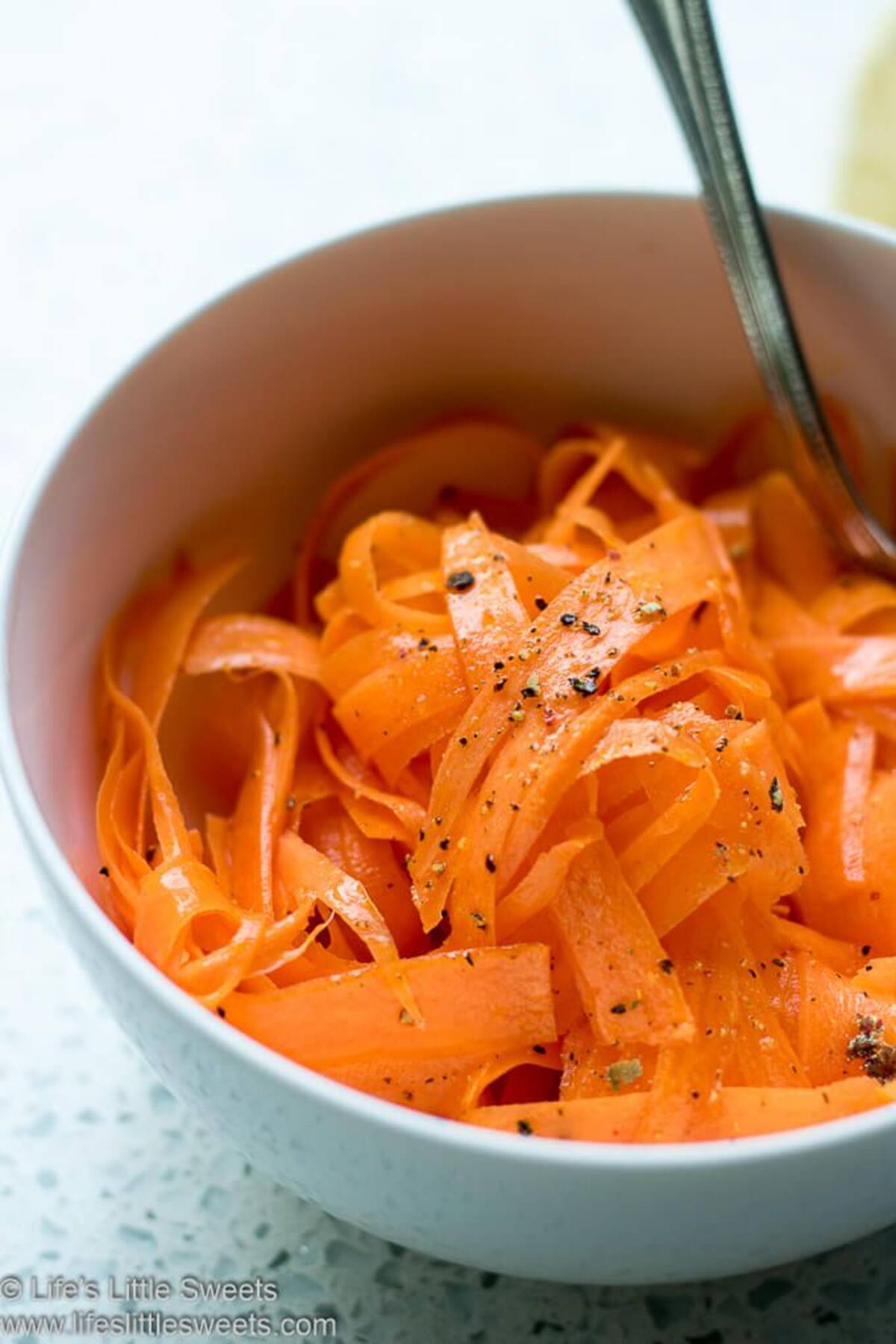 Conoce la receta para preparar una deliciosa ensalada de zanahoria que ayuda a tu salud hormonal.