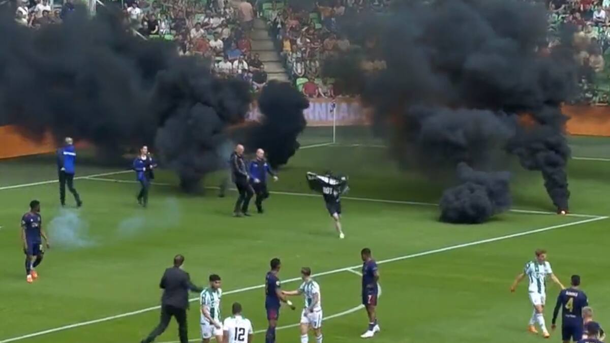 VIDEO | Partido entre Groningen y Ajax fue suspendido por invasión de hinchas y lanzamiento de bengalas