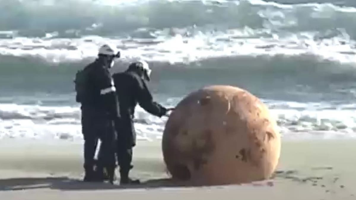 VIDEO | Japón: Encuentran misteriosa esfera gigante en la playa de Enshuhama en Hamamatsu