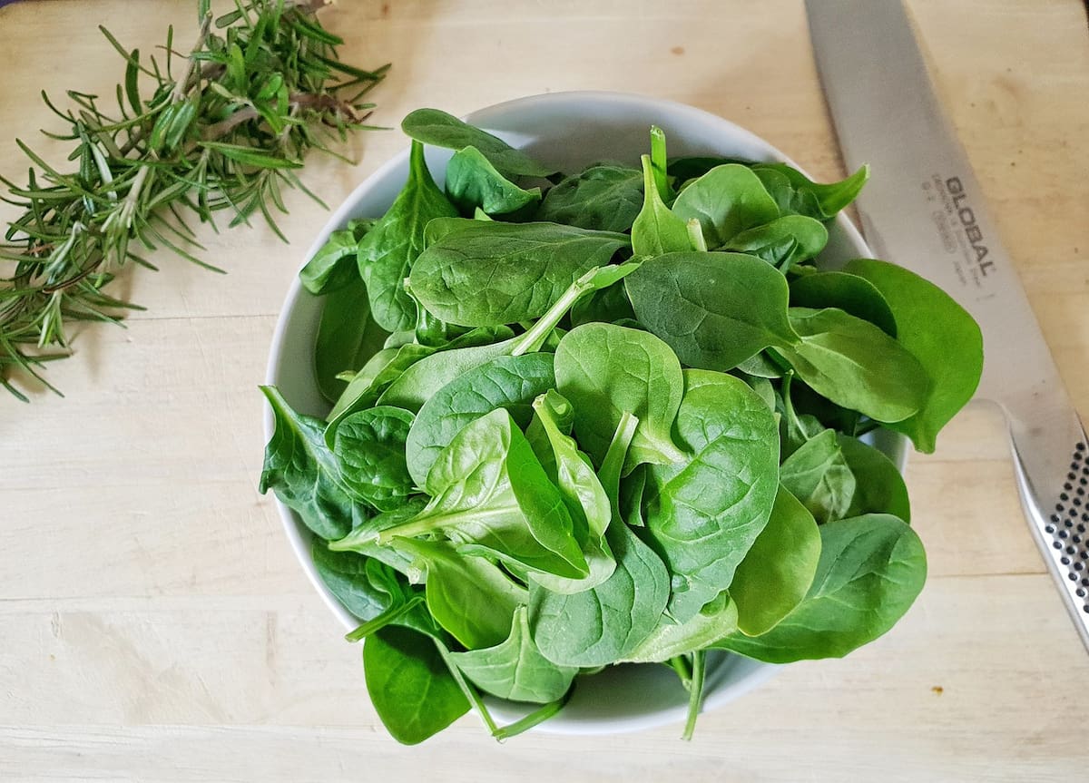 La espinaca es uno de los alimentos más completos por sus nutrientes.