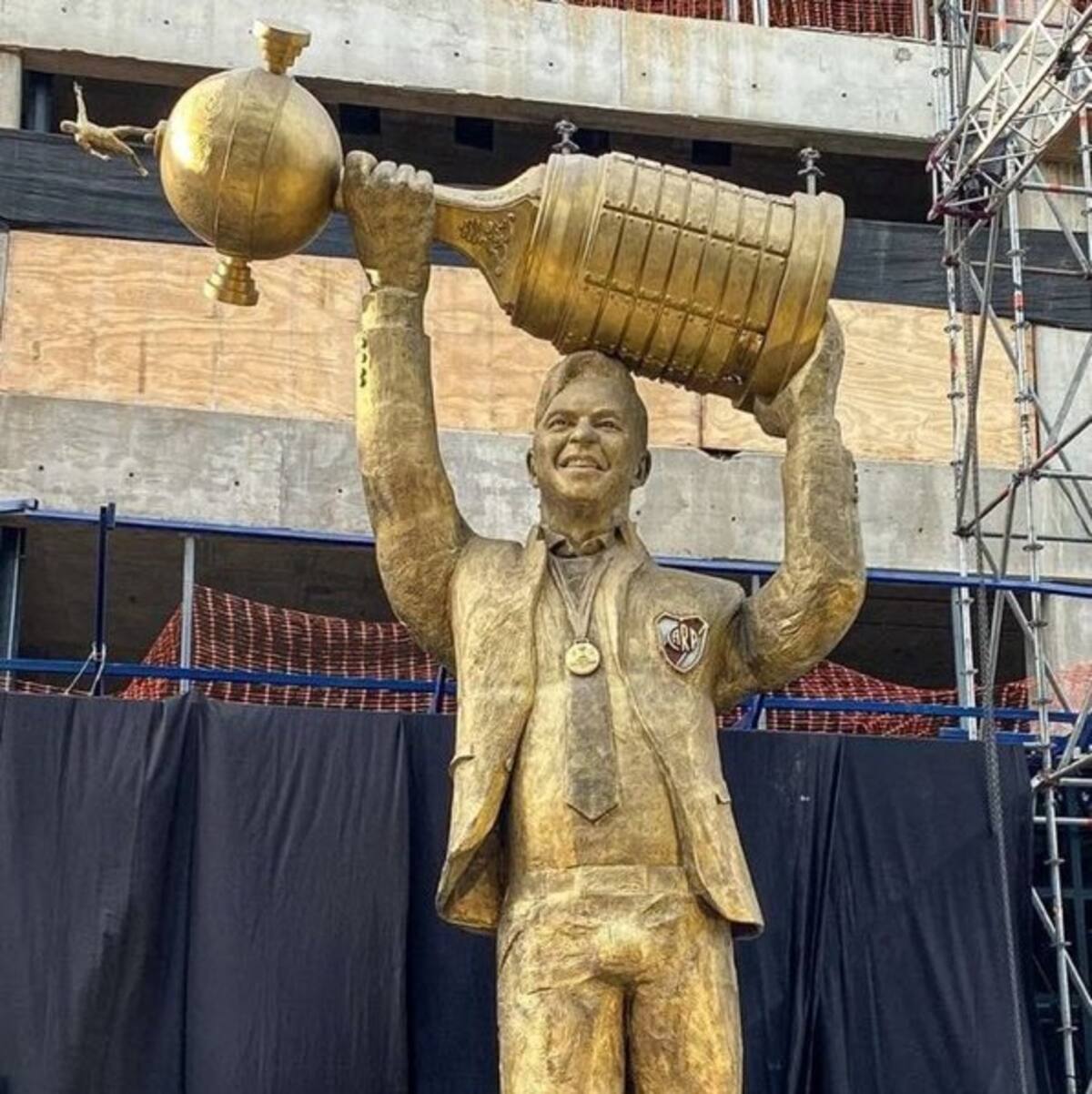 La obra está hecha de bronce y tiene más de siete metros de altura