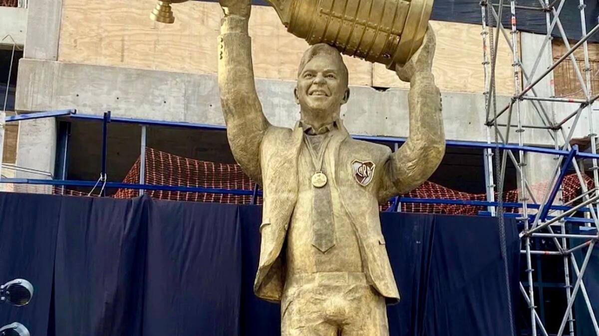 Escultora de la estatua de Marcelo Gallardo se refirió al bulto que generó polémica: “Me tomé licencias”