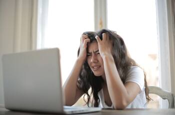 4 ejercicios para liberar el estrés laboral que te tomarán 5 minutos