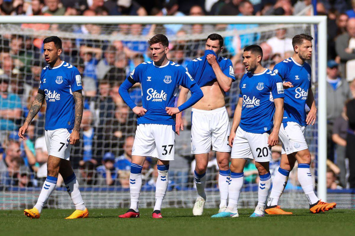 Everton lucha por mantener la categoría en la Premier League.