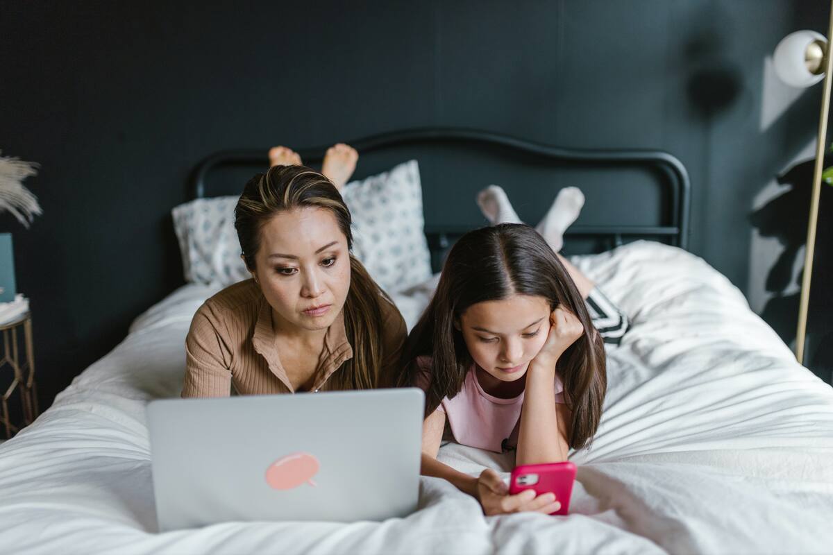 El uso constante del celular y la computadora antes de dormir puede provocar que no dormamos lo suficiente.