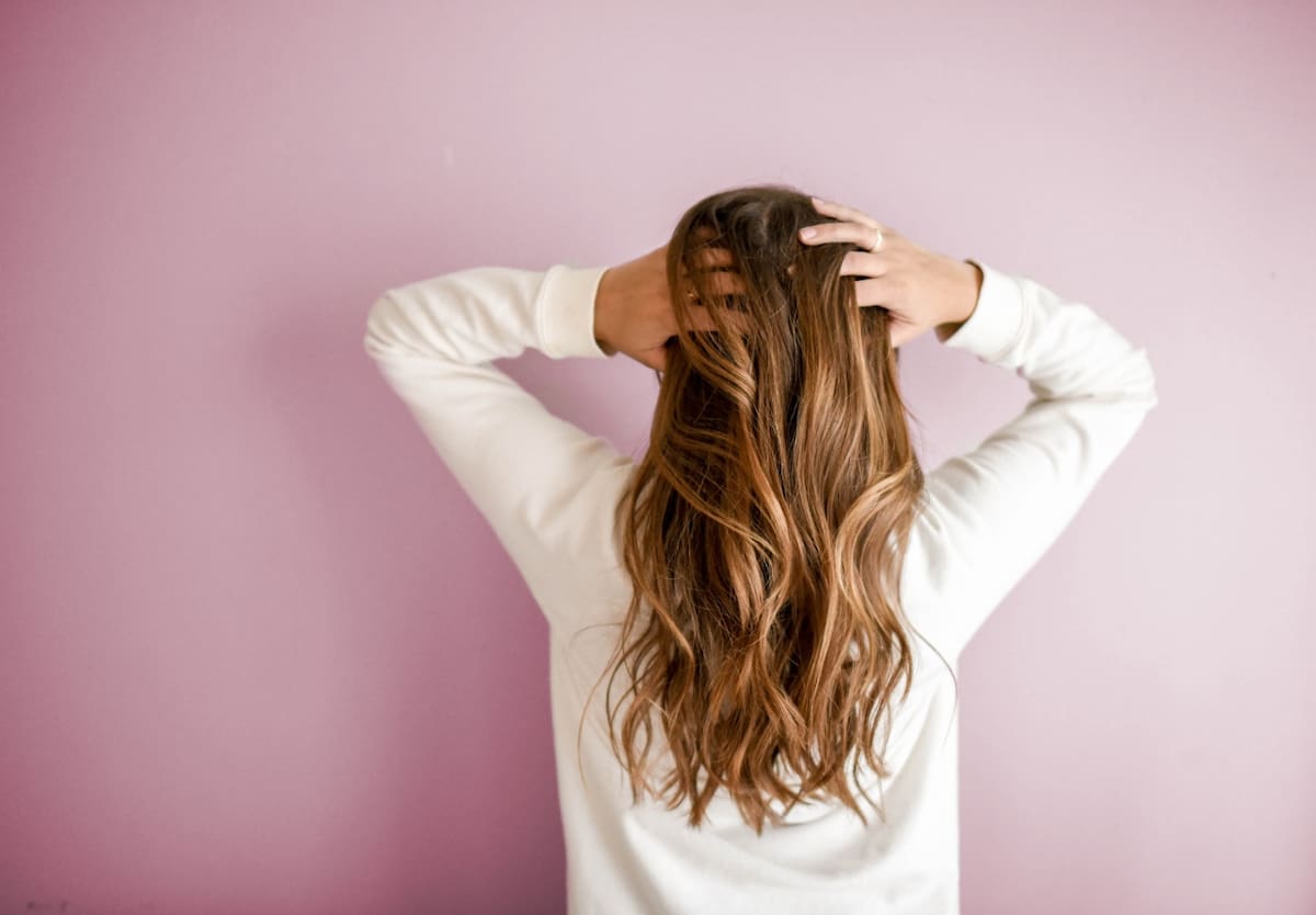 Ingredientes como el romero y los clavos de olor estimulan el pelo.