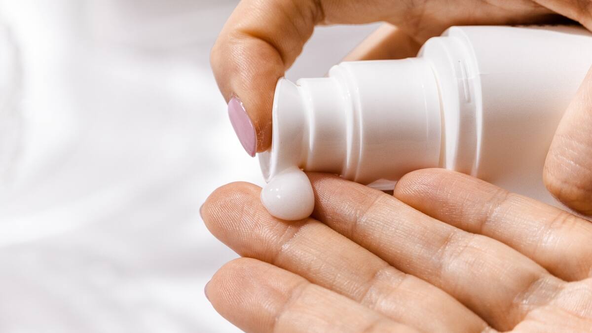 Exfolia tus manos con esta mascarilla casera que también ayuda a rejuvenecerlas