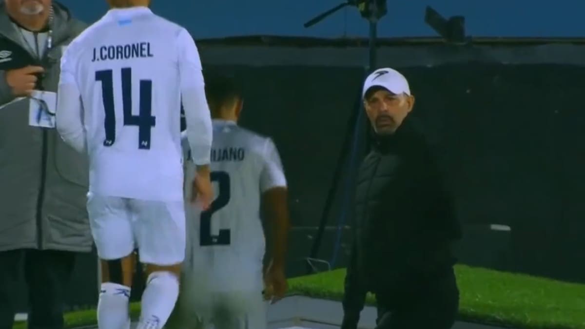 Fantasma Figueroa se robó la película en el debut de Bielsa en Uruguay: ordenó que Nicaragua volviera al camarín por un retraso charrúa