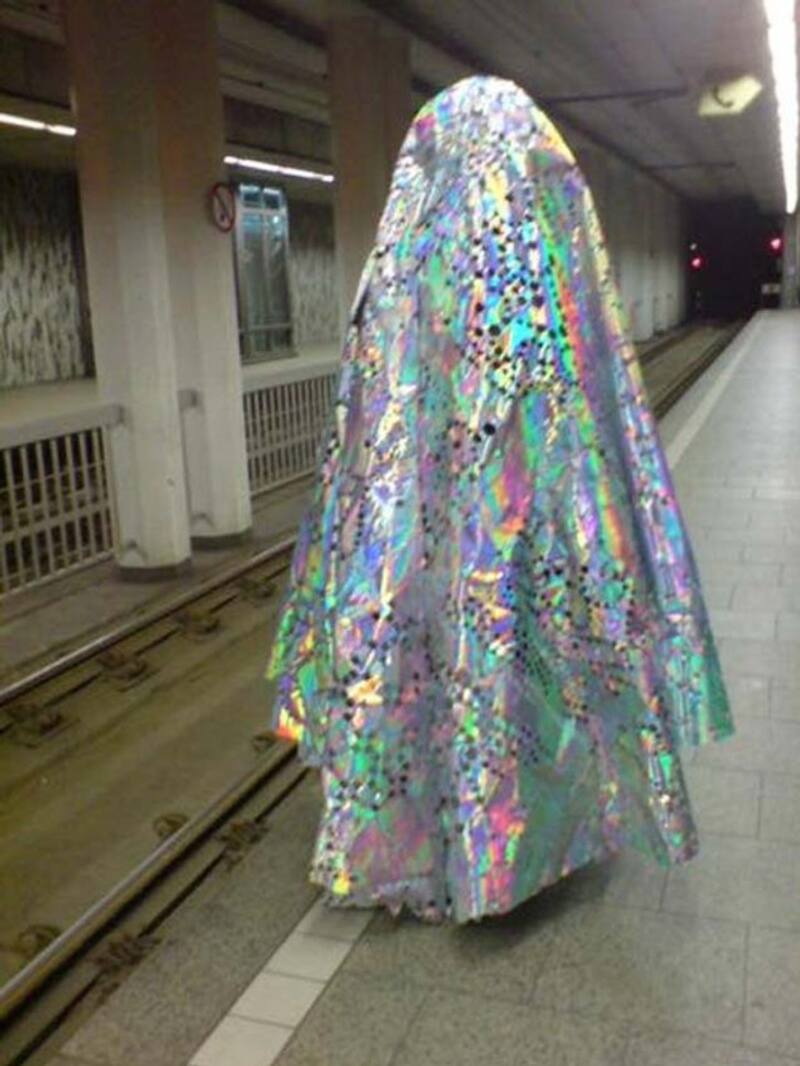 Fantasma tornasol en esperando el metro.