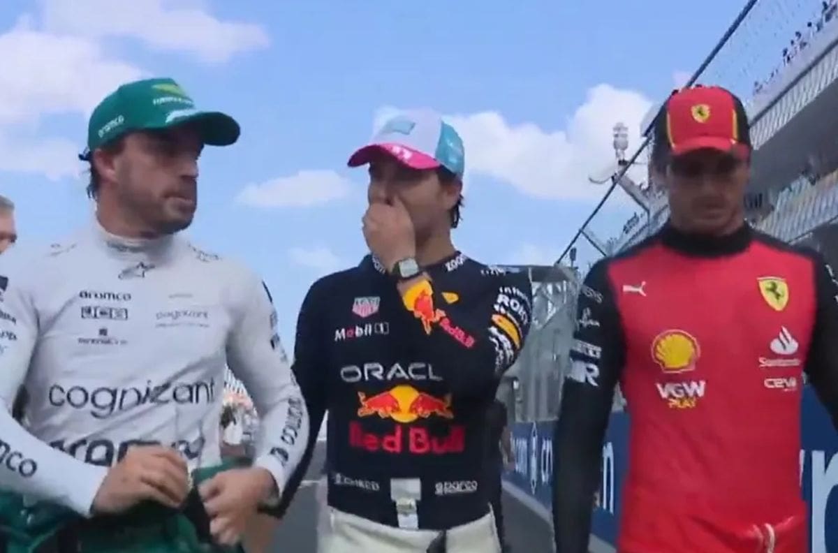 VIDEO | Checo Pérez bromea con Fernando Alonso y Carlos Sainz: “¿Ya son amigos, cabr*nes?”