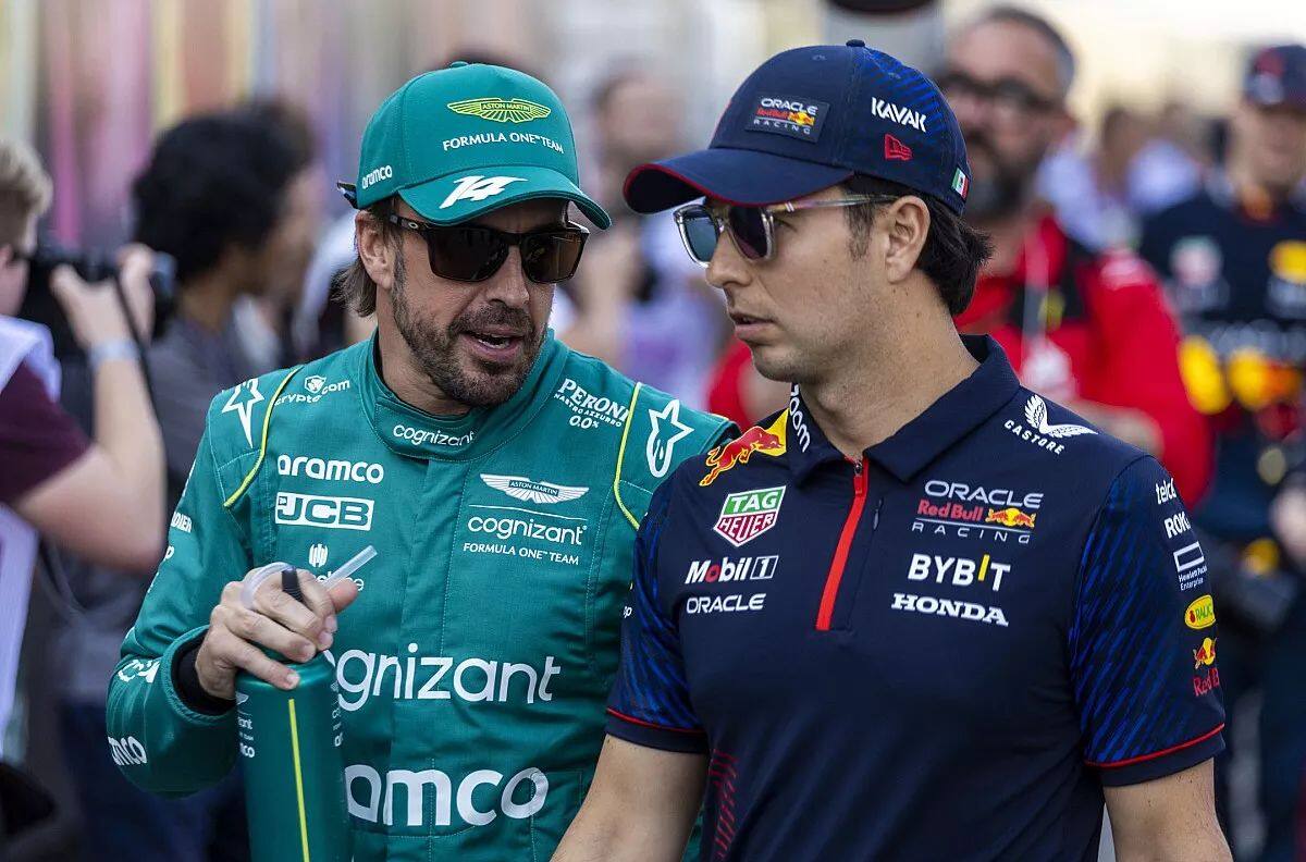 La postura de Aston Martin tras comentarios polémicos de Checo Pérez