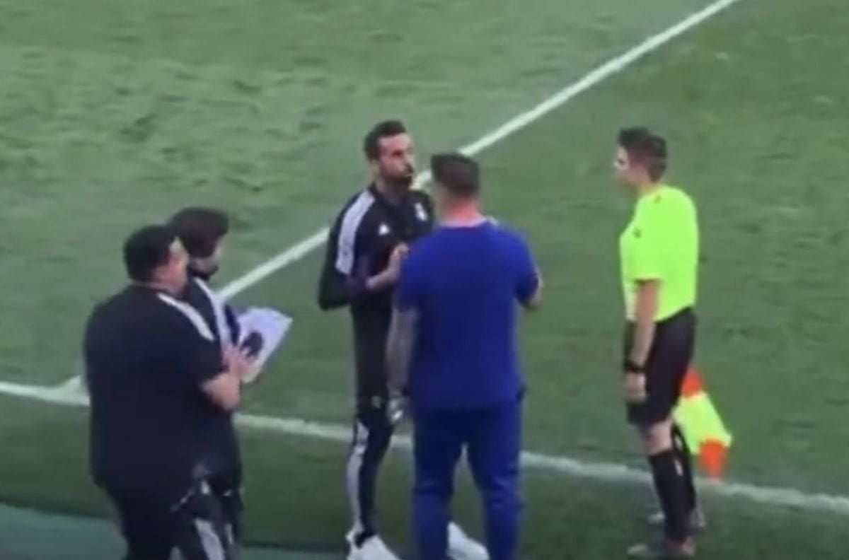 VIDEO | Fernando Torres y Arbeloa se pelean en el derbi juvenil entre Atlético y Real Madrid y dejan un pésimo ejemplo