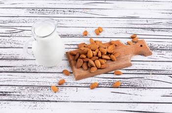 Te decimos cómo hacer leche casera de almendras