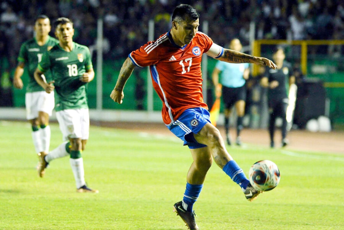 El jugador Gary Medel en el partido entre La Roja vs. Bolivia. Foto: Aton.