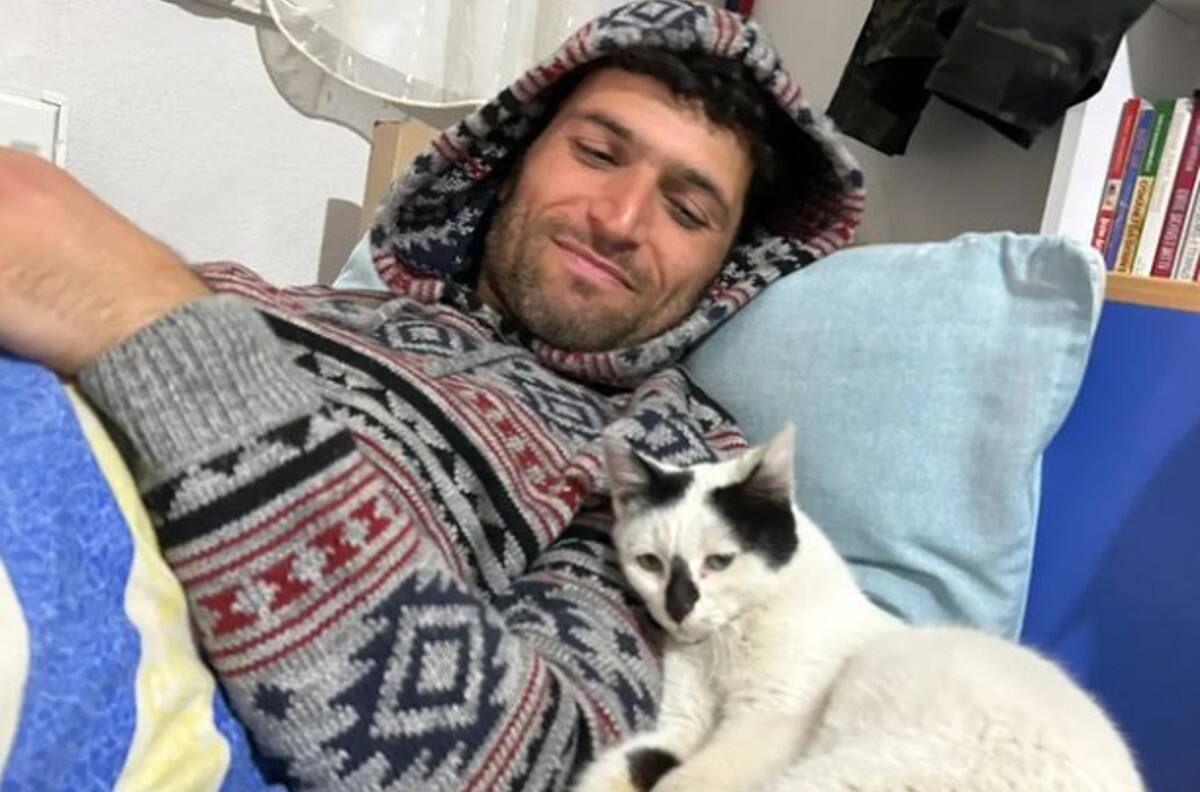 Terremoto en Turquía: Gatito se niega separarse del hombre que lo rescató de entre los escombros