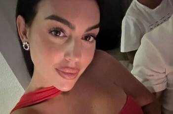 Georgina Rodríguez impacta con ajustado vestido rojo para ir a la feria