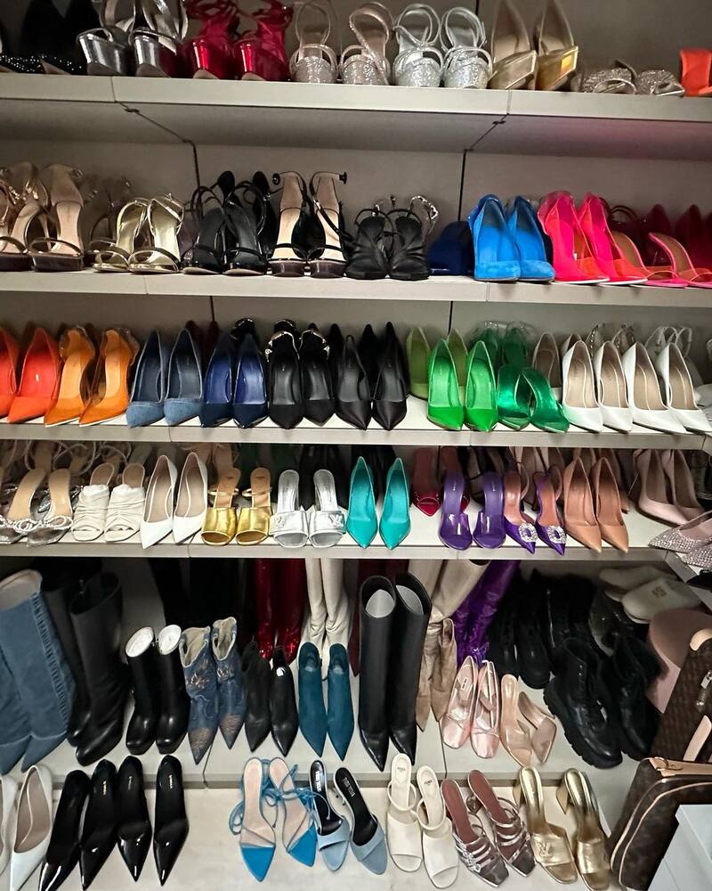 La modelo presumió su exclusiva colección de zapatos.