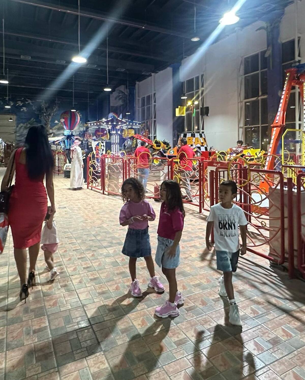 La modelo llevó a sus hijos a una feria en Riad.