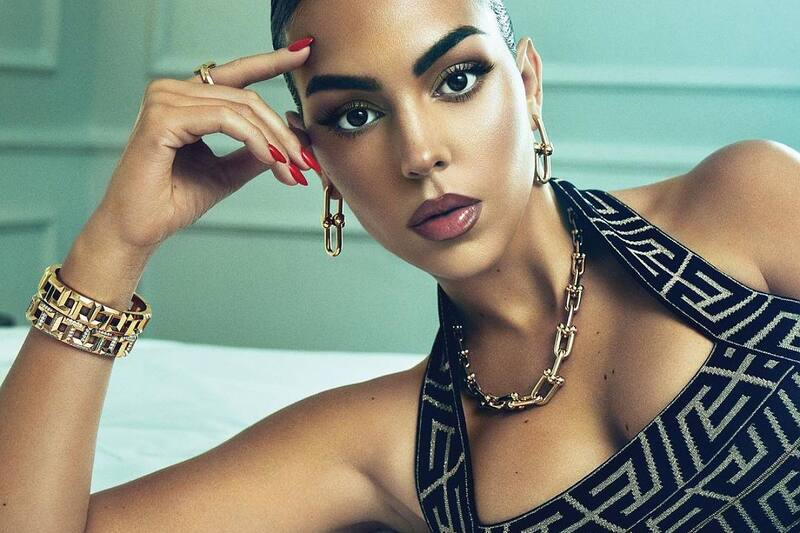 la influencer tiene una costosa colección de joyas.