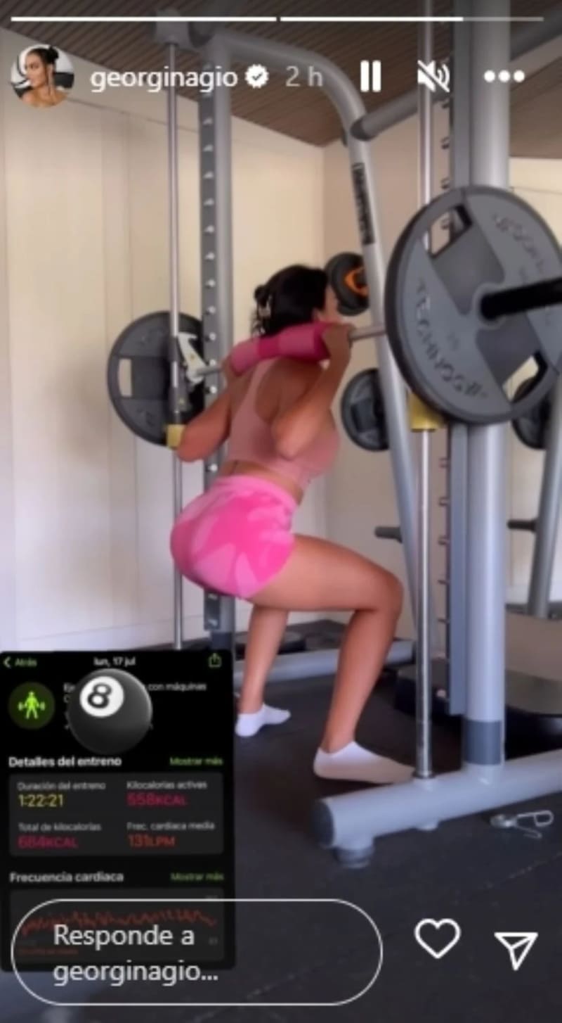 La influencer mostró su rutina de ejercicios con pesas