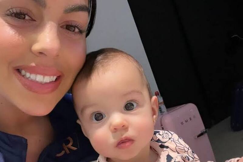 La influencer compartió un tierno video de su hija caminando con soltura.