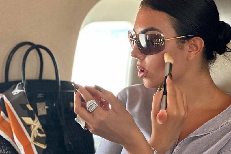 La influencer viaja a todo lujo con un costoso bolso de Herme's.